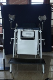 Meja Pemeriksaan Ginekologis