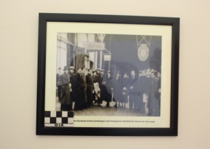 Dr. Soetomo bersama teman-temannya saat mengantar kembali ke tanah air