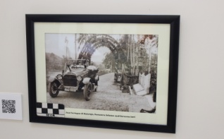 saat bertugas di Baturaja , Sumatera Selatan 1918 bersama isteri