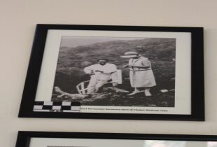 Dr Soetomo saat santai besama isteri di Claket Malang