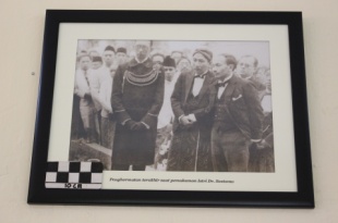 Penghormatan terakhir saat pemakaman isteri Dr Soetomo'