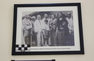 Dr Soetomo bersama adiknya dan masyarakat sekitar di desa Ngepeh Nganjuk