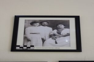 Dr Soetomo bersama isteri and adiknya