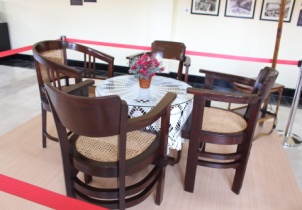 Kursi Tamu (Replika)