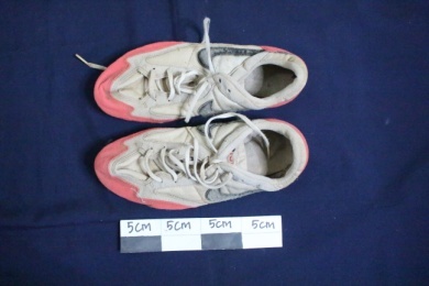 Sepatu Lari Warna Putih Pink