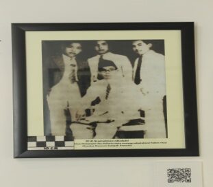 Foto WR. Supratman dengan Sahabatnya