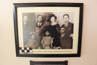 Dr. Soetomo bersama pengurus Indische Vereeniging (Perhimpunan Indonesia) di Belanda