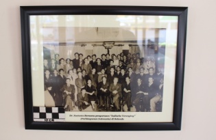 Dr Soetomo bersama pengurus Indische Vereneeging (Perhimpunan Indonesia) di Belanda)