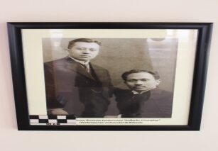 Dr Soetomo bersama pengurus Indische Vereneeging (Perhimpunan Indonesia) di Belanda)