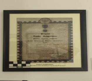 Foto Piagam Penghargaan dari Presiden Soeharto