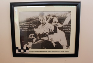 salah satu dari ketiga putri berpidato duduk diatas podium sambil dipehgangi oleh Dr Soetomo