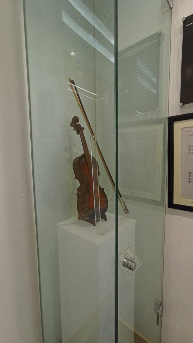 Koleksi Replika Biola WR. Supratman