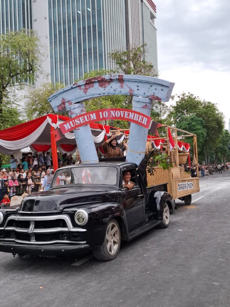 Museum Sepuluh Nopember Hadir di Parade Juang 2025 Menampilkan Rekaan Dapur Umum Bu Dar Mortir pada Mobil Hias