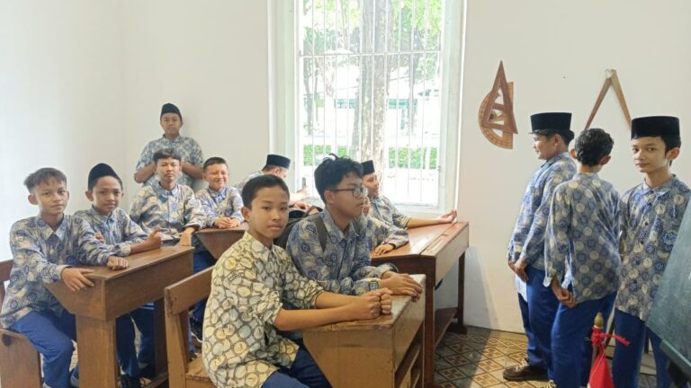 SMP IT Ar Ruhul Jadid Jombang Gelar Outing Edukatif di Museum Pendidikan Surabaya