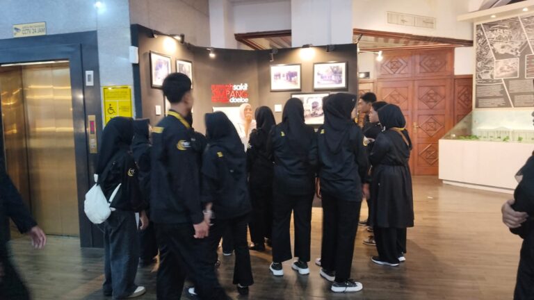 Belajar Sejarah dan Jurnalistik Kebangsaan, SMA Unggulan BPPT Al Fattah Lamongan Kunjungi Museum 10 Nopember