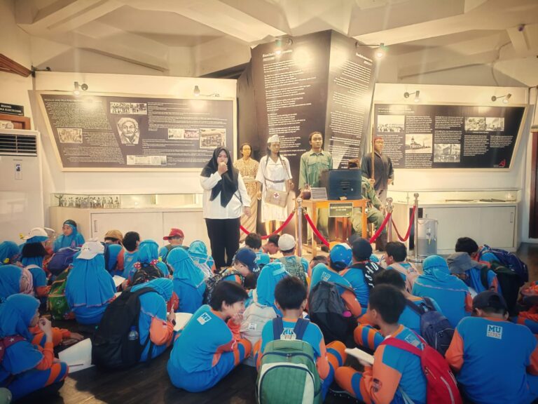 SD Muhammadiyah 4 Pucang Surabaya Belajar IPAS dan Kesenian di Museum 10 Nopember