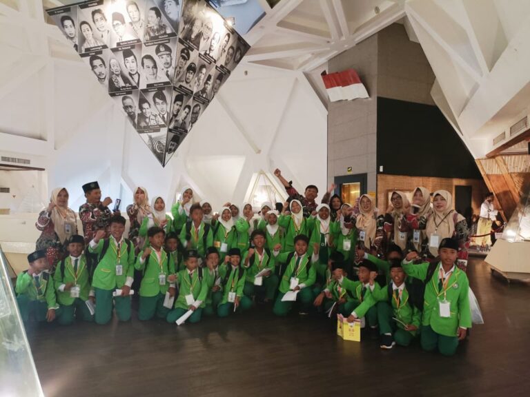 Belajar Sejarah untuk Pertama Kali, MI Nurul Huda Gresik Kunjungi Museum 10 Nopember Surabaya