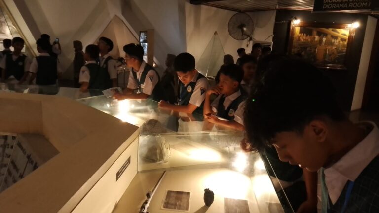 SMP Global Madani Bandar Lampung Jelajahi Museum 10 Nopember dalam Program Study Tour Jawa Timur
