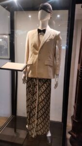 Satu Set Pakaian Sekolah Soekarno di HBS