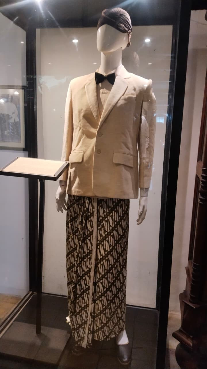 Satu Set Pakaian Sekolah Soekarno di HBS