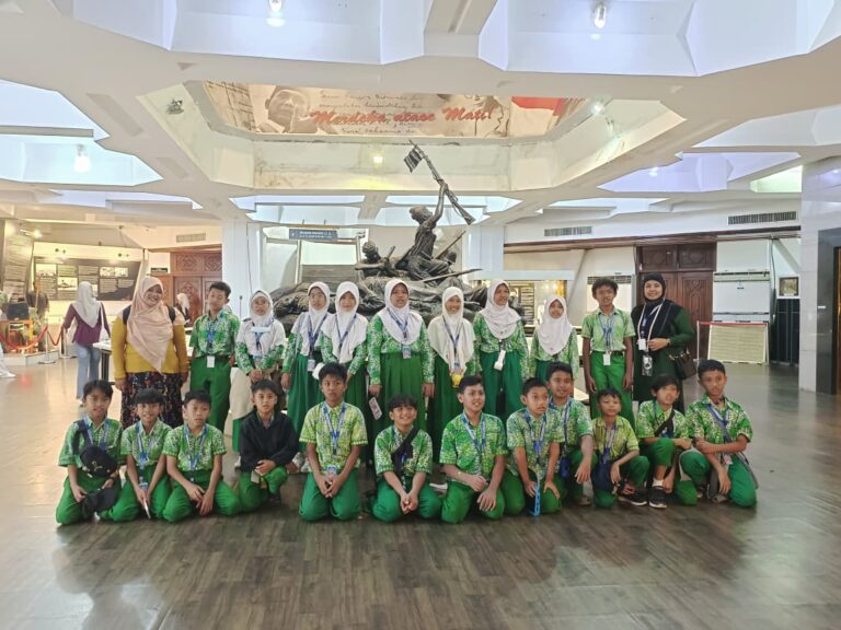 Siswa SD Islam Al-Azhar 58 Balikpapan ke Museum Sepuluh Nopember
