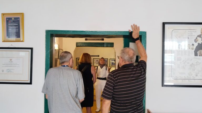 Wisatawan Asing Kapal Pesiar Sirena Cruise Kunjungi Museum HOS Tjokroaminoto