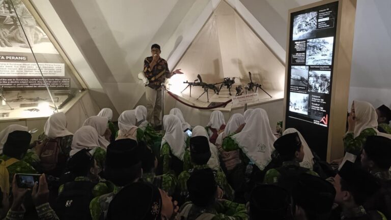 Outing Class SMP Al-Huda Surabaya, Tanamkan Nilai Kearifan Lokal di Museum 10 Nopember