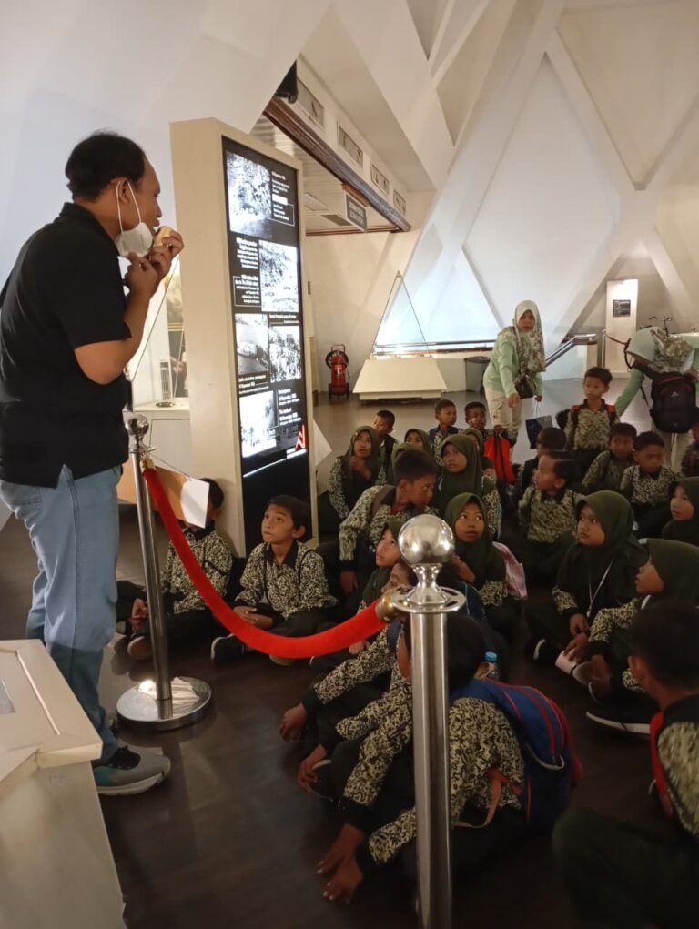 Siswa SD Tebul 1 Kwanyar Bangkalan belajar budaya dan sejarah di Museum 10 Nopember Surabaya, merasakan pengalaman edukasi luar kelas yang hidup dan inspiratif.