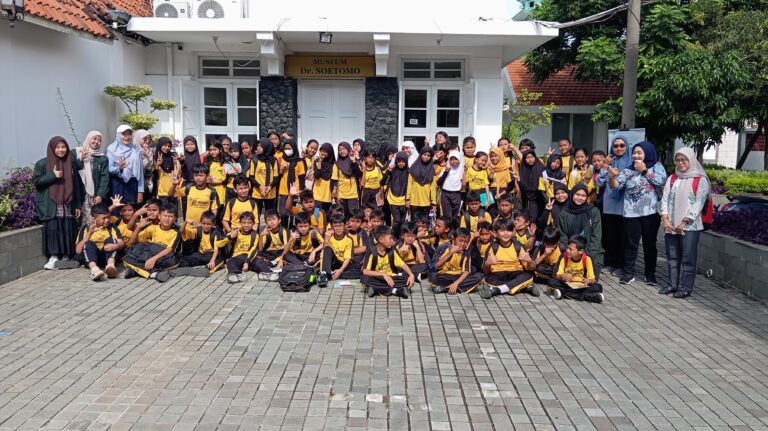 Outing Class SDN Kaliasin V di Museum dr. Soetomo Surabaya