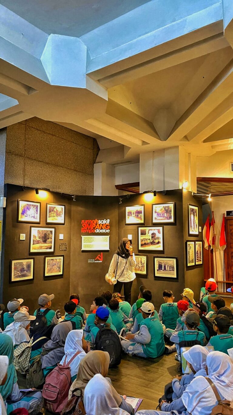 MI Islamiyah Attanwir Bojonegoro mendalami Pendidikan Pancasila di Museum Sepuluh Nopember melalui diorama, audio visual, dan koleksi perjuangan.