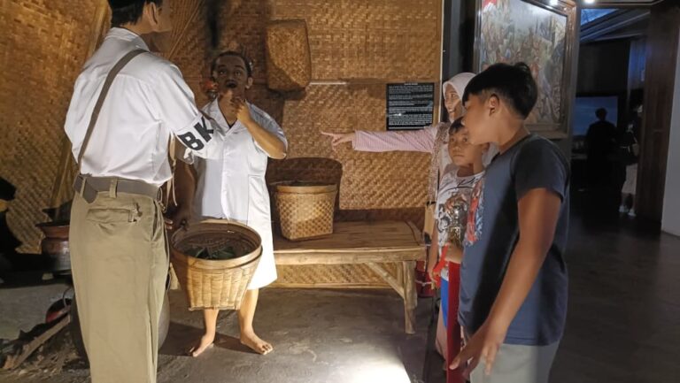 Kunjungan Edukatif Keluarga dari Sidoarjo ke Museum 10 Nopember