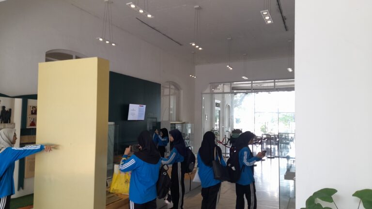 Siswi SMA Negeri 8 Surabaya Kunjungi Museum Pendidikan Surabaya Melalui Proyek P5