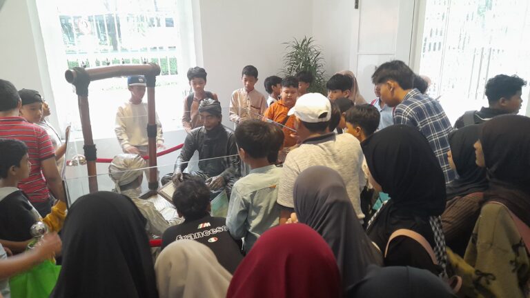 Outdoor Study SD Al-Khairiyah 2 Surabaya, Belajar Sejarah di Museum Pendidikan Surabaya