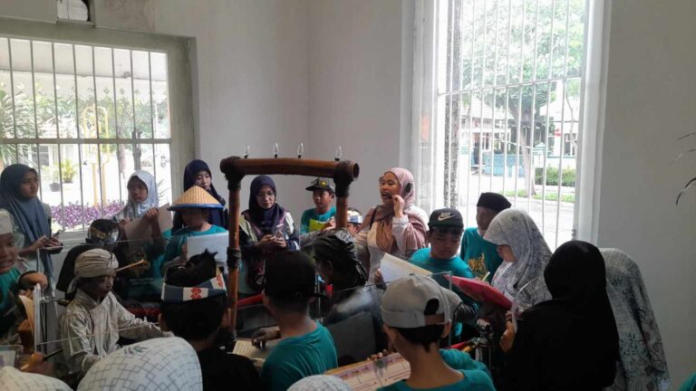 Outing Class Edukatif MI Bahrul Ulum di Museum Pendidikan Surabaya
