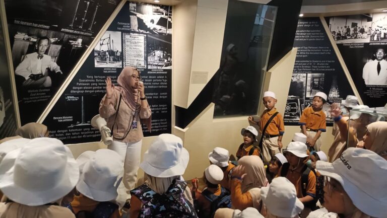 Menanamkan Nasionalisme Sejak Dini, SD Khoiriyah 2 Surabaya Kunjungi Museum Sepuluh Nopember