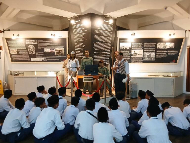 Siswa MTS Bani Hasyim Gresik Dalami Peristiwa Tewasnya Mallaby di Museum Sepuluh Nopember Surabaya