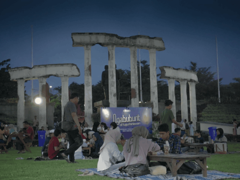 Ngabuburit di Tugu Pahlawan 2026 Hari Pertama Diserbu Ribuan Warga Surabaya