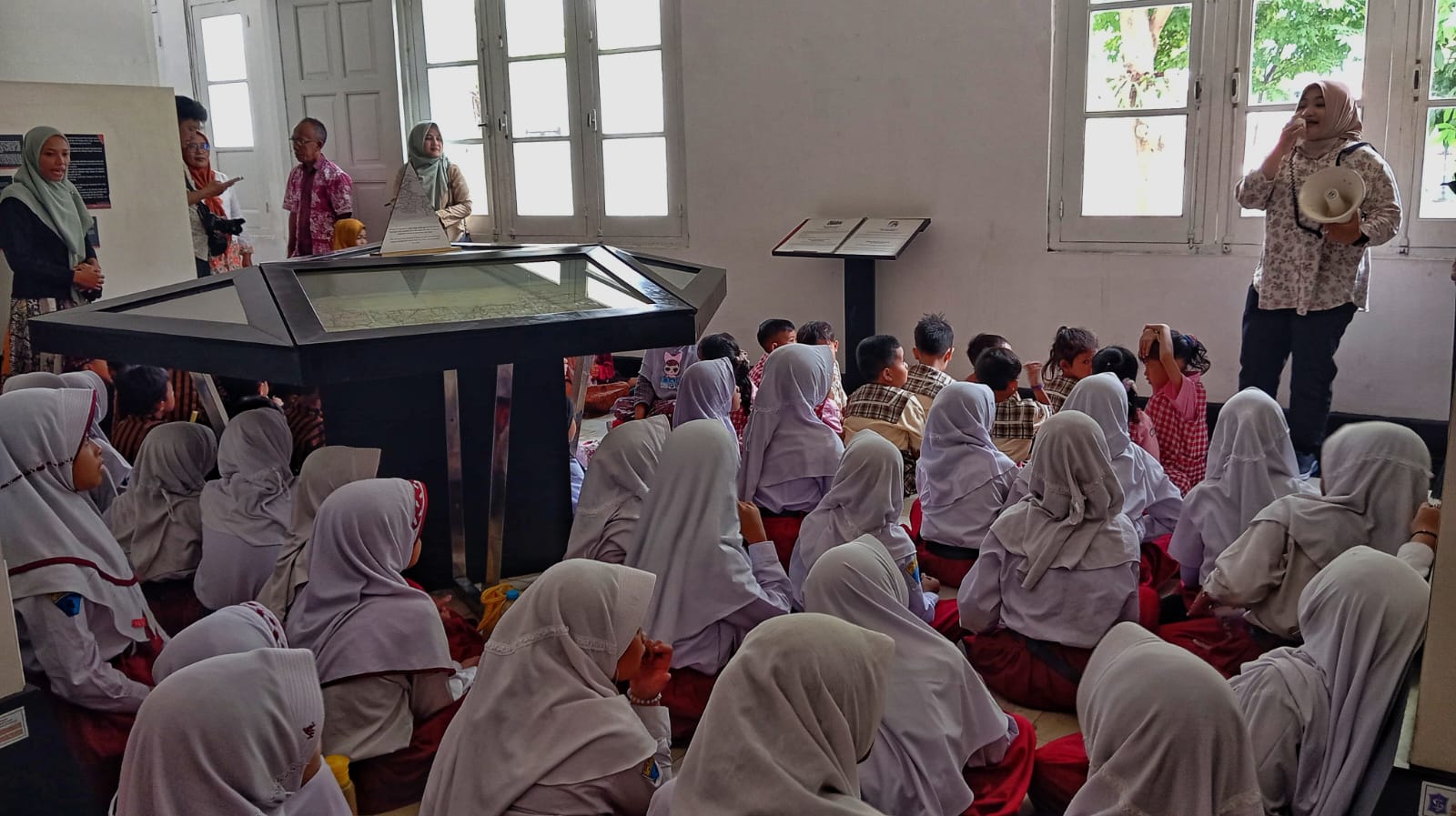 Dinas Sosial Surabaya Ajak Siswa SD dan TK Kunjungi Museum Dr. Soetomo