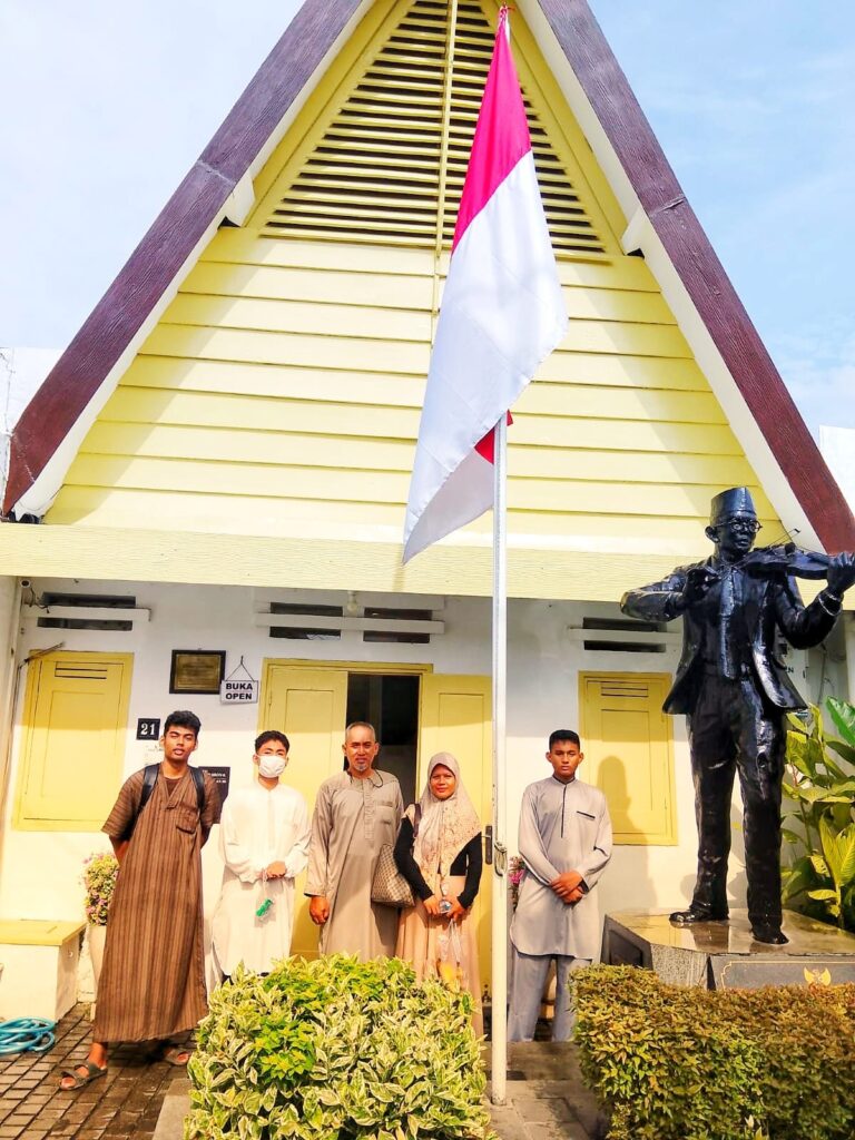 Keluarga mengunjungi Rumah Wafat WR Soepratman saat libur Lebaran di Surabaya