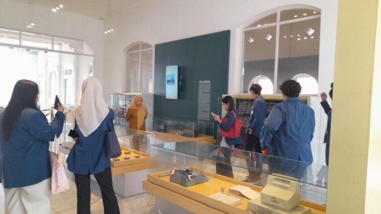 Implementasikan Filsafat Ilmu, Mahasiswa Ilmu Politik Universitas Airlangga Kunjungi Museum Pendidikan Surabaya