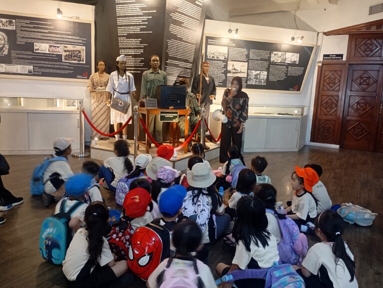 Siswa TK Kristen Petra 11 Surabaya mengikuti field trip edukasi sejarah di Museum Sepuluh Nopember