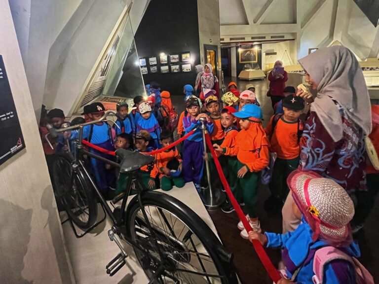 anak TK melihat sepeda kuno pejuang di Museum 10 Nopember