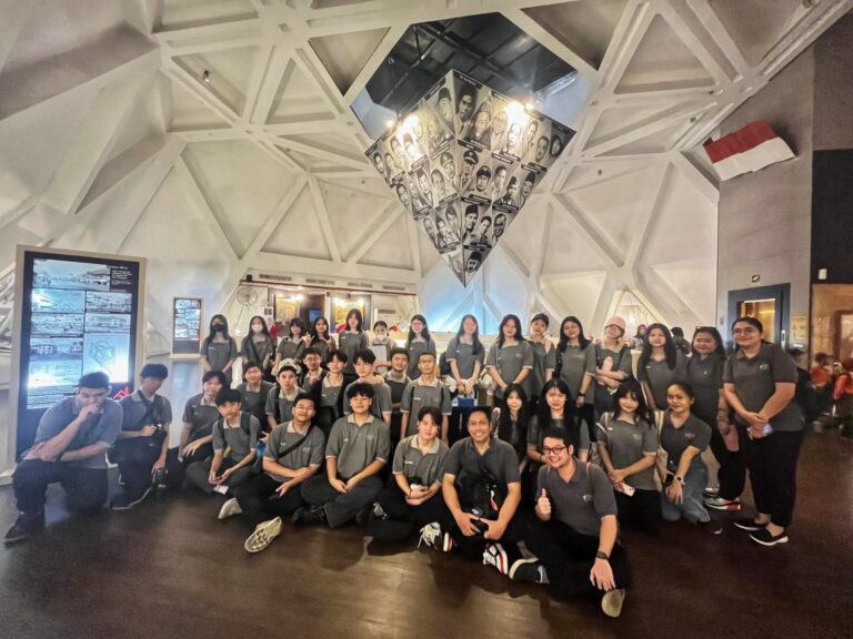 Siswa SMA Kristen Petra Sidoarjo belajar sejarah di Museum 10 Nopember Surabaya