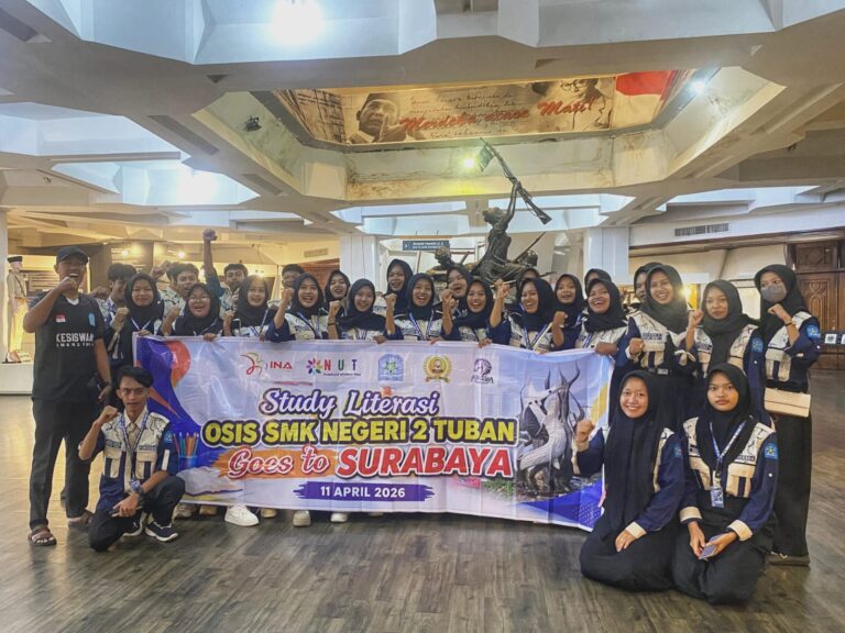 Siswa SMK Negeri 2 Tuban jurusan DKV melakukan kegiatan literasi visual di Museum Sepuluh Nopember Surabaya