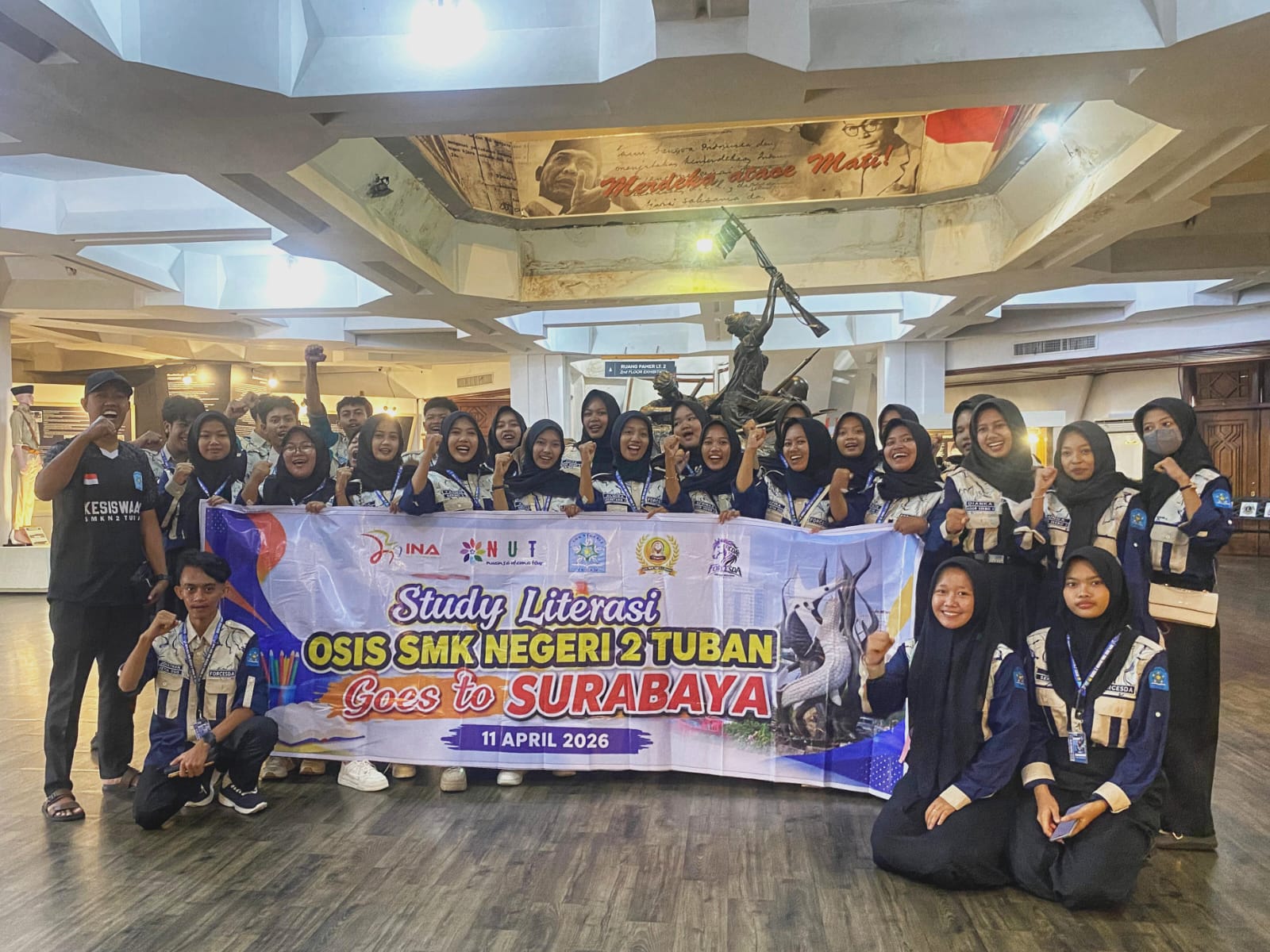 Siswa SMK Negeri 2 Tuban jurusan DKV melakukan kegiatan literasi visual di Museum Sepuluh Nopember Surabaya