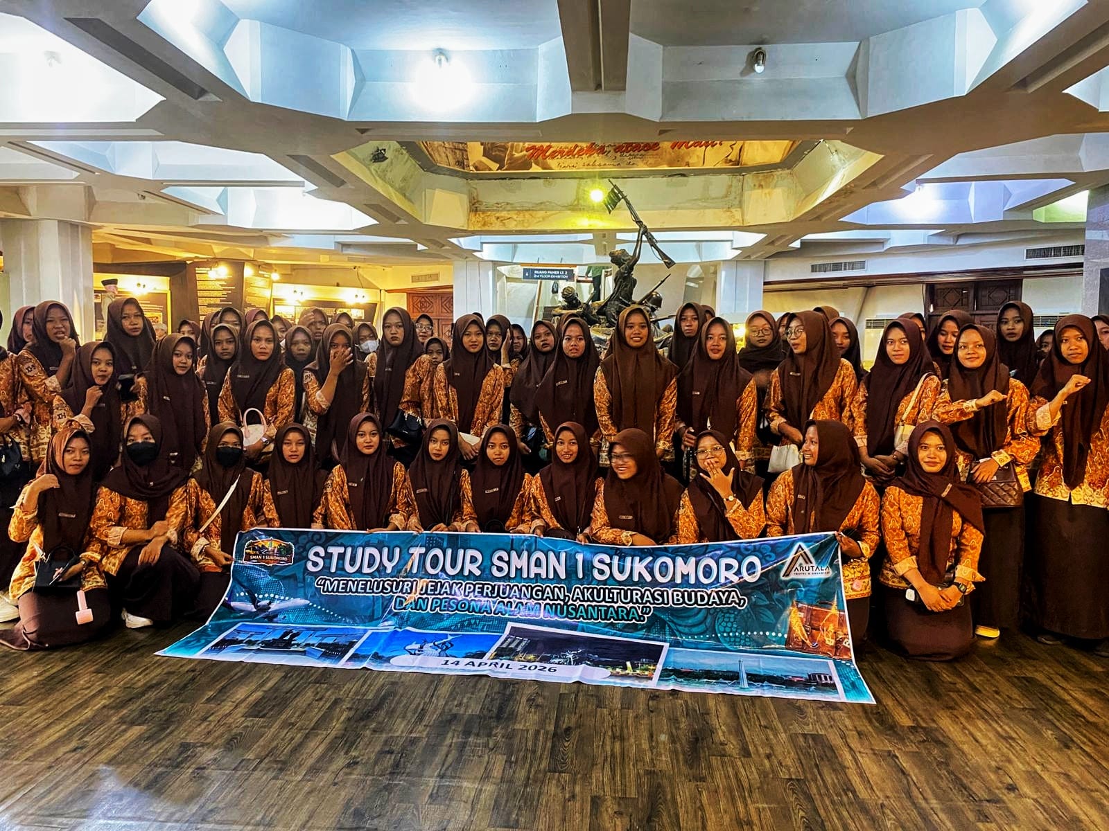 siswa SMA Sukomoro study tour di Museum Sepuluh Nopember Surabaya