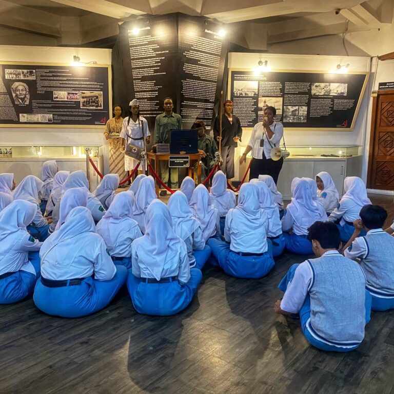 siswa SMA belajar di Museum 10 Nopember Surabaya