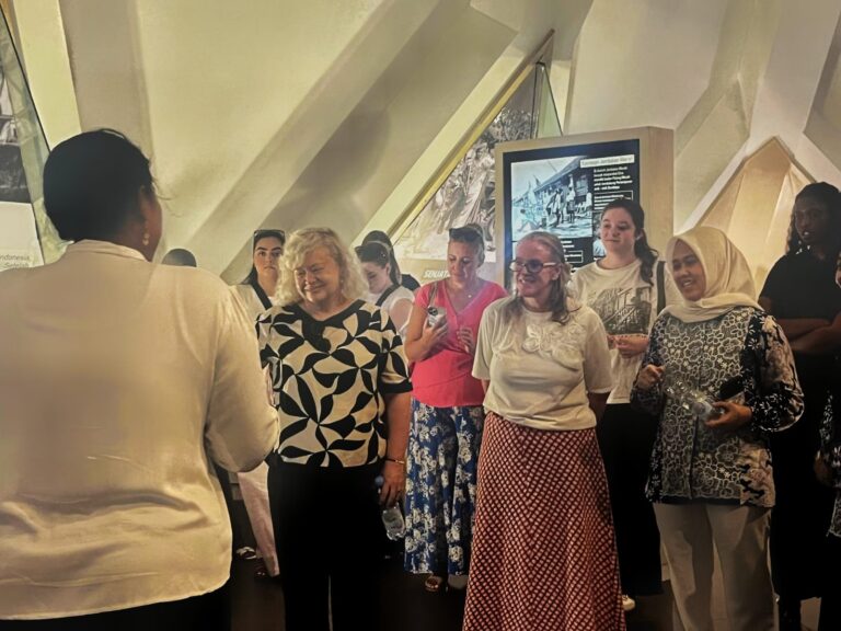 Mahasiswa Western Sydney University Kunjungi Museum Surabaya dalam Program Student Inbound FK Unair