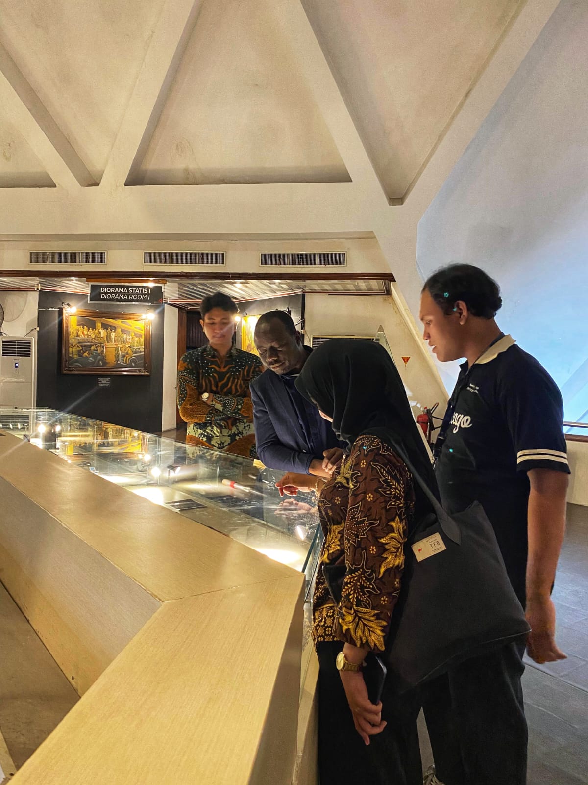 Dr. Christoper Dick-Sagoe saat mengunjungi Museum 10 Nopember Surabaya dan mengamati diorama sejarah