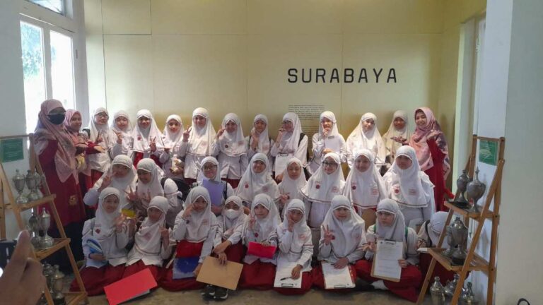 Outdoor Study SD Al-Hikmah Surabaya di Museum Pendidikan Surabaya